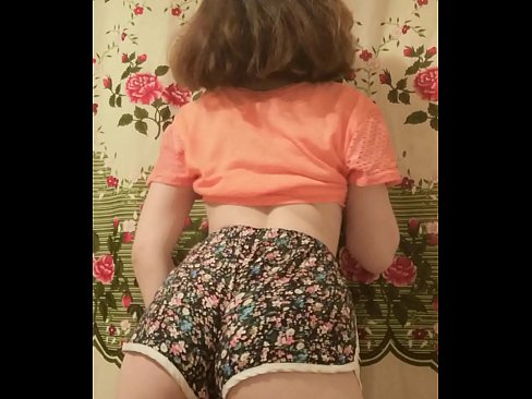 ❤️ Sexet ung babe laver en striptease ved at filme sine shorts på kamera Porn video at da.redgast4asset.ru